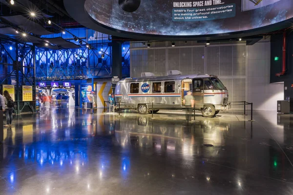 KENNEDY SPACE CENTER, FLORIDA, SUA - SEBRUARY 19, 2017: Autobuz astronaut Airstream la complexul de vizitatori al Centrului Spațial Kennedy — Fotografie, imagine de stoc