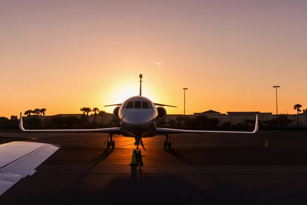 现代飞机停在跑道上在阳光明媚的日子，惊人的日落. — 图库照片