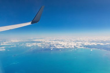 Turkuaz Doğu coast Florida hava görünümünü. Güzel beyaz bulutlar bulutlar ile Atlantik, turkuaz deniz üzerinde. ABD