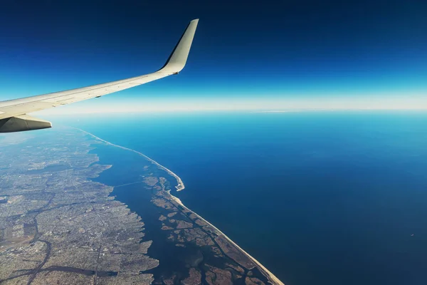 Vista aérea na costa leste de Long Island. Robert Moses State Park em Fire Island. Paisagem típica de ilhas e praias. Estados Unidos — Fotografia de Stock