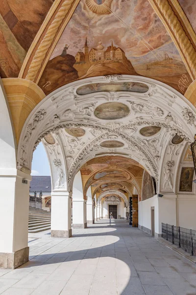 PRIBRAM, REPÚBLICA CHECA - 21 de abril de 2017: Pátio do mosteiro barroco de Svata Hora, Basílica Menor e Claustro Holly Hill (Svata hora), Pribram, Boêmia, República Tcheca, E — Fotografia de Stock