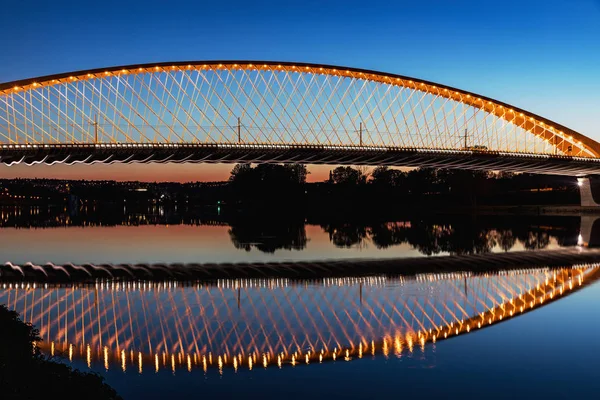Troja Brücke Prag über die Moldau in der Nacht mit Beleuchtung. Trojsky am meisten. Tschechische Republik — Stockfoto