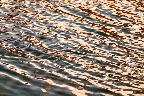 Nível de água, água em movimento. A estrutura refletida do entorno é distorcida pelo movimento da água. Fundo azul abstrato . — Fotografia de Stock