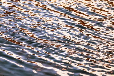 Su seviyesi, su hareket. Çevre yansıyan yapısı su hareketi tarafından bozulmuş. Mavi arka plan.