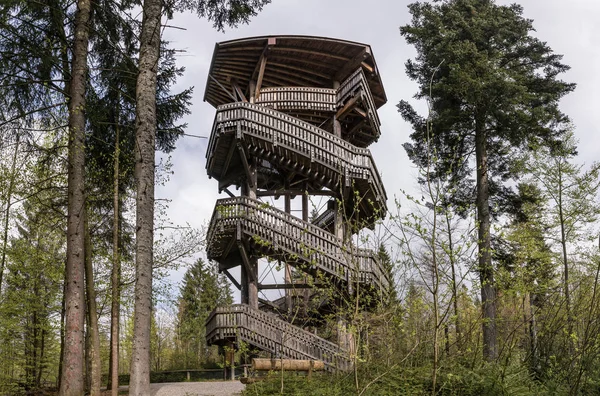 Houten uitzichttoren voor dier kijken, Beieren, Duitsland. — Stockfoto