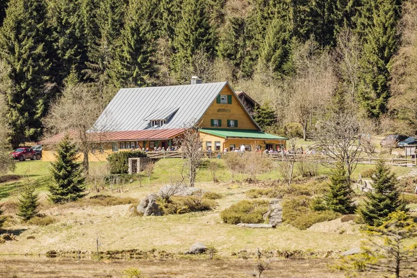 Casa junto al lago Kleiner Arbersee con monte Gross Arber, Baviera, Alemania Hermoso día soleado de primavera en las montañas . — Foto de Stock