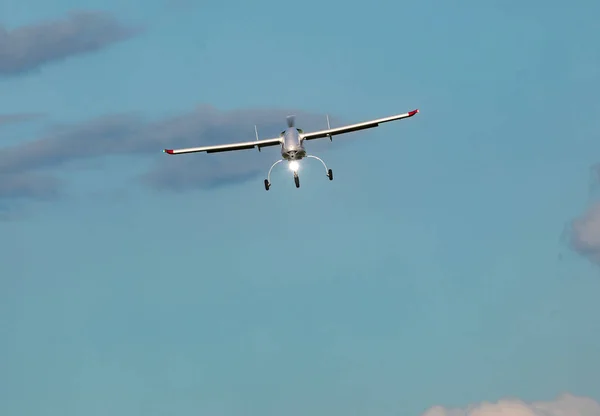 Unbemanntes Luftfahrzeug (Uav) am blauen Himmel. — Stockfoto