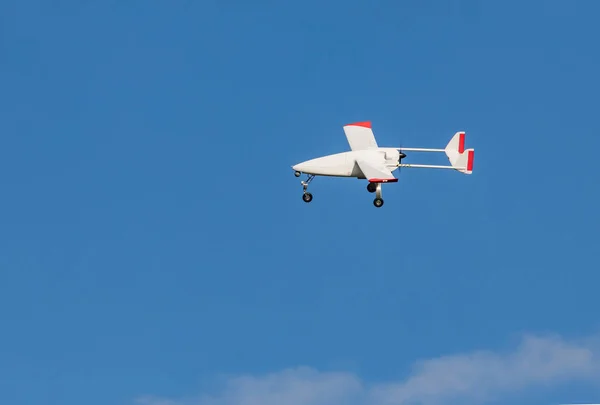 Véhicule aérien sans pilote (UAV) dans le ciel bleu . — Photo