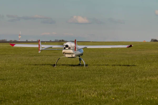 Veículo aéreo não tripulado (VANT) na pista de grama . — Fotografia de Stock