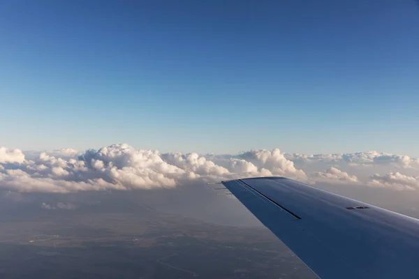 Vue aérienne des nuages éclairés par le soleil du soir au-dessus de la Floride, vue de l'avion pendant le vol . — Photo