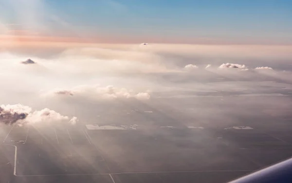 Vista aérea das nuvens iluminadas pelo sol da noite sobre a Flórida, vista da aeronave durante o voo . — Fotografia de Stock