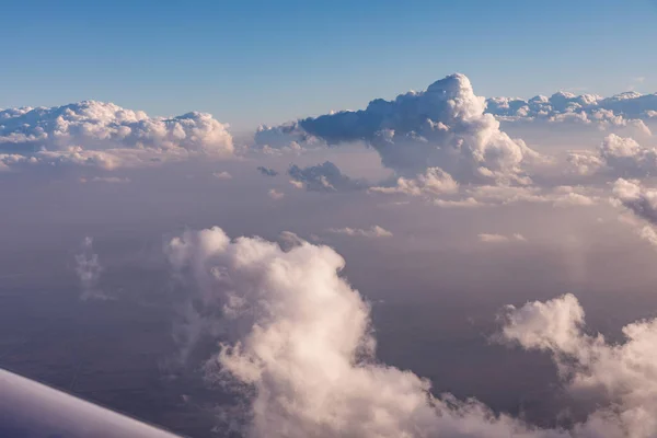 Vista aérea das nuvens iluminadas pelo sol da noite sobre a Flórida, vista da aeronave durante o voo . — Fotografia de Stock