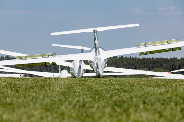 Segelflugzeug auf dem Rasenflugplatz. — Stockfoto