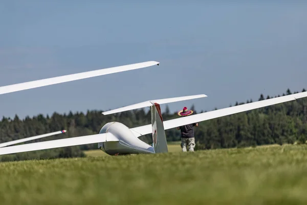 Glider no aeródromo gramado . — Fotografia de Stock