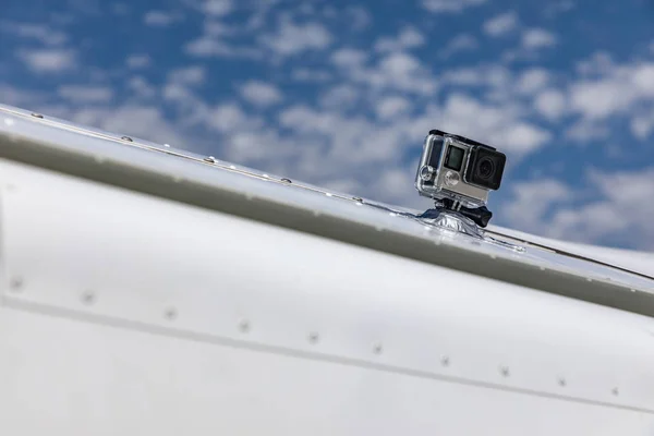 Tiro de detalhe com câmera de ação montada em uma aeronave esportiva — Fotografia de Stock