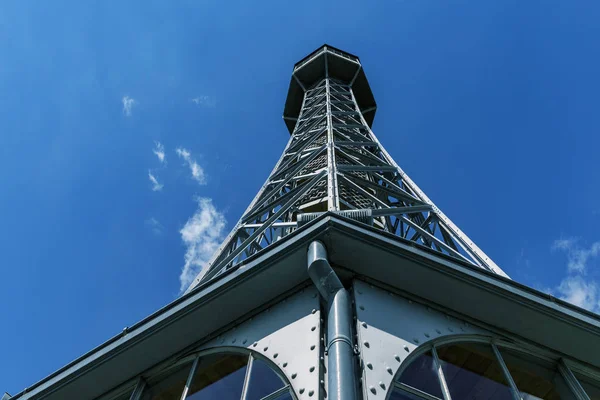 Torre e vigia Petrin na colina Petrin, no centro de Praga, República Checa . — Fotografia de Stock