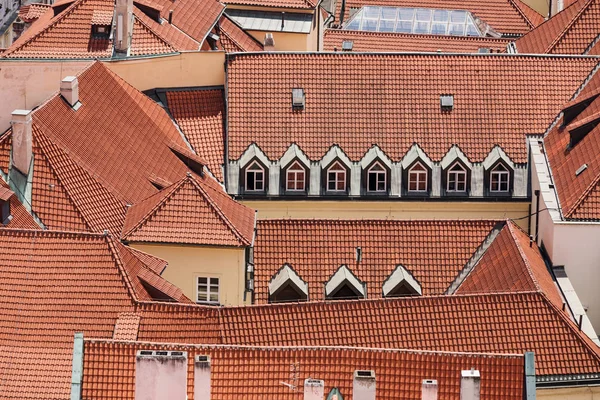 Старые красные крыши с дормерами из воздуха в Старом городе Праги . — стоковое фото