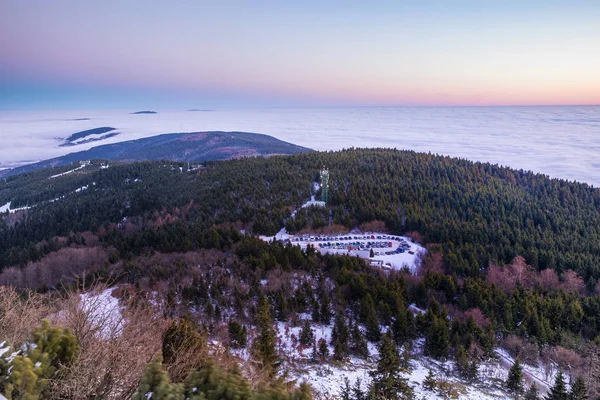 Vista aerea dalla torre Jested collina al parcheggio sottostante. Valle dell'Inverno bagnata dalla nebbia. Cielo splendidamente colorato dopo il tramonto. Repubblica Ceca — Foto Stock