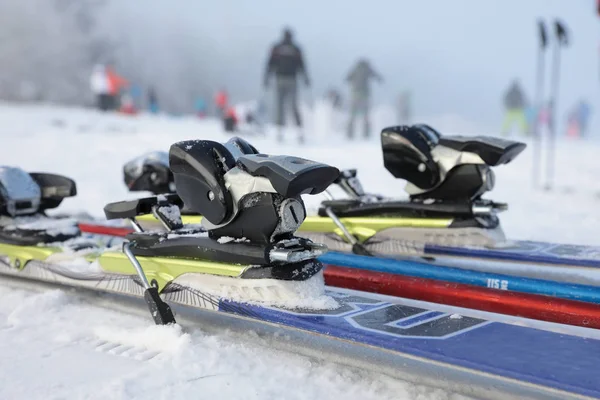 Vue détaillée des fixations de ski et des skis couchés sur la piste — Photo