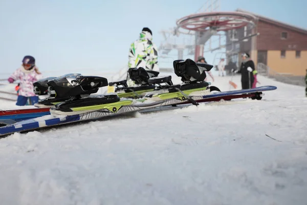 Vista detalhada das ligações de esqui e esquis deitados na pista — Fotografia de Stock