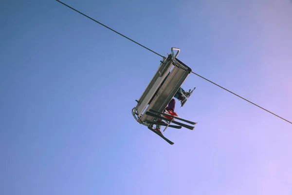 Kış dağlar panorama kayak parkurlarının ve Kayak liftleri, güneşli d ile — Stok fotoğraf