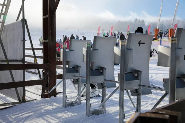 JAVORNIK, CHECA - 31 de diciembre de 2016: Torniquetes de entrada en la góndola de esquí —  Fotos de Stock