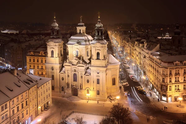 Vista de la Plaza de la Ciudad Vieja en Praga en invierno —  Fotos de Stock