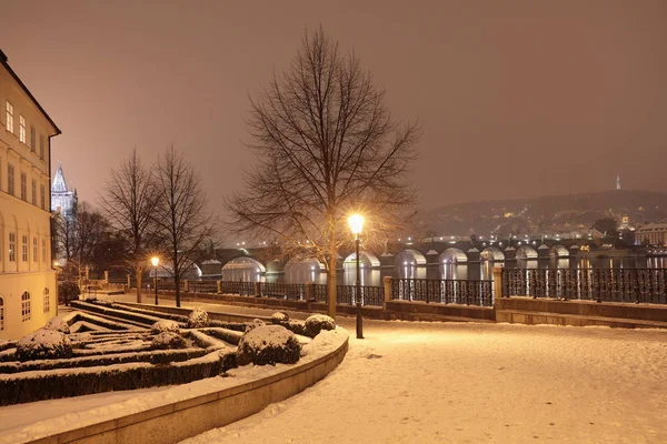 Зимняя Прага, вид на реку и Карлов мост. Чехия — стоковое фото