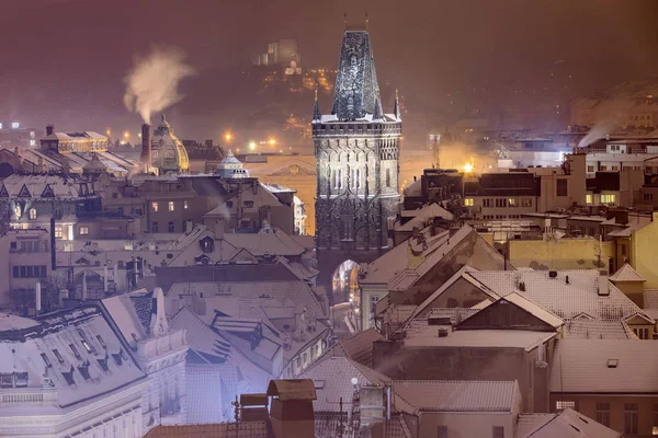 Barut Kapısı ve karlı çatıların Prag Cumhuriyet Meydanı'nda kış manzarasının. Uzaktan Vitkov Ulusal Anıt görebilirsiniz. Old Town Prag ünlü bir yer. Çek Cumhuriyeti