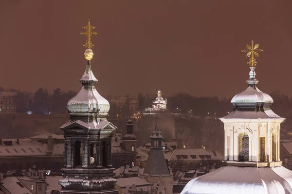 Зима, снежная Прага. Вид на снежные башни собора в старом городе. Вдалеке вы можете увидеть Ханавский павильон Чехии — стоковое фото