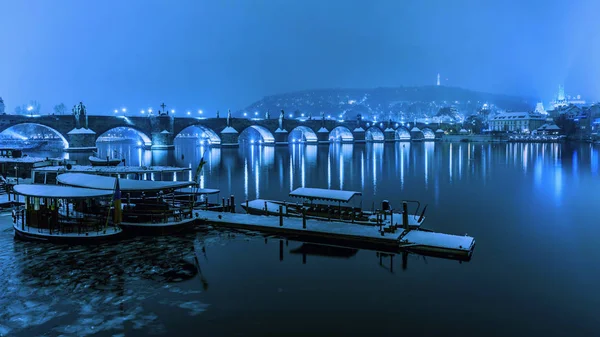 Ponte Carlo in inverno mattina in toni pastello, Praga, Repubblica Ceca — Foto Stock