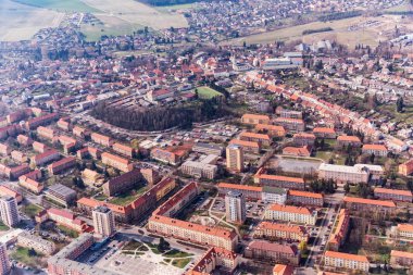 Pirbram şehir hava görünümünü. Kırmızı çatılar ile eski konut