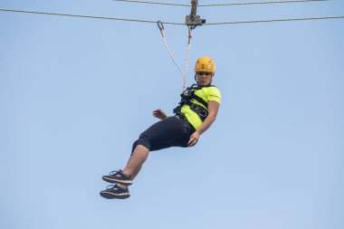 Dobris, Çek Cumhuriyeti - 10 Haziran 2017. Adam koltukta İpten aşağı Vadisi çöker. Merkezi emniyet kemeri.