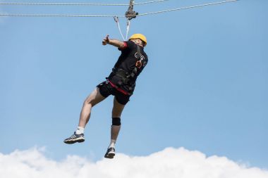 Dobris, Çek Cumhuriyeti - 10 Haziran 2017. Adam koltukta İpten aşağı Vadisi çöker. Merkezi emniyet kemeri.