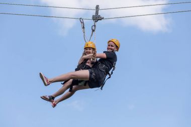 Dobris, Çek Cumhuriyeti - 10 Haziran, 2017.Young kadın koltukta İpten aşağı Vadisi çöker. Merkezi emniyet kemeri.
