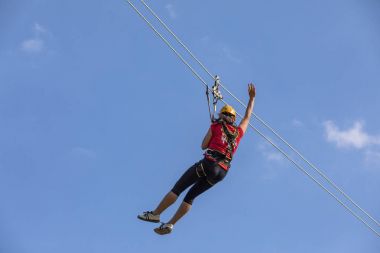 Dobris, Çek Cumhuriyeti - 10 Haziran, 2017.Young kadın koltukta İpten aşağı Vadisi çöker. Merkezi emniyet kemeri.