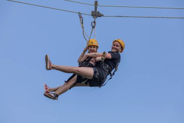 Dobris, Çek Cumhuriyeti - 10 Haziran, 2017.Young kadın koltukta İpten aşağı Vadisi çöker. Merkezi emniyet kemeri.