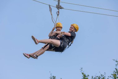 Dobris, Çek Cumhuriyeti - 10 Haziran, 2017.Young kadın koltukta İpten aşağı Vadisi çöker. Merkezi emniyet kemeri.