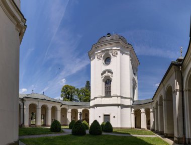 Kilise, manastır Krtiny, Çek Cumhuriyeti için hava görünüm. Meryem Ana, Barok anıt. Mimari, Jan Santini Aichel