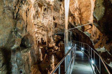 Punkva Moravyalı Karst alan Brno, Çek Cumhuriyeti yakınındaki mağarada. Moravyalı Karst inanılmaz bir sarkıt