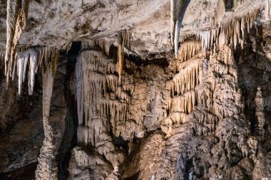 Punkva Moravyalı Karst alan Brno, Çek Cumhuriyeti yakınındaki mağarada. Moravyalı Karst inanılmaz bir sarkıt