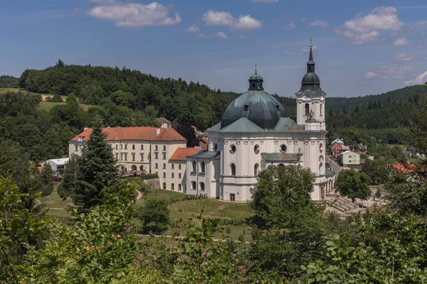 A légi felvétel a templom, kolostor Krtiny, Cseh Köztársaság. Szűz Mária, barokk műemlék. Építészet, Jan Santini Aichel — Stock Fotó