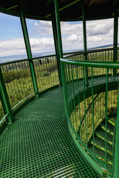Groen spiraaltrap en trapleuning op de uitkijktoren. — Stockfoto