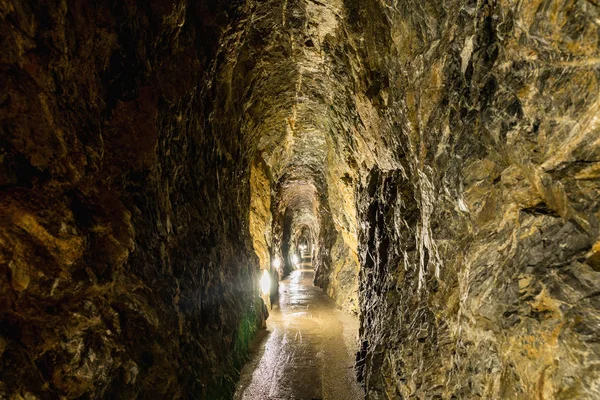 Caverna de Punkva na área de Carste da Morávia perto de Brno, República Checa. Uma estalactite incrível no Carste da Morávia — Fotografia de Stock