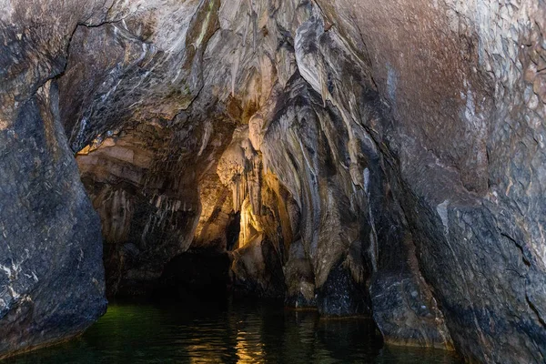 Punkva Moravyalı Karst alan Brno, Çek Cumhuriyeti yakınındaki mağarada. Moravyalı Karst inanılmaz bir sarkıt — Stok fotoğraf