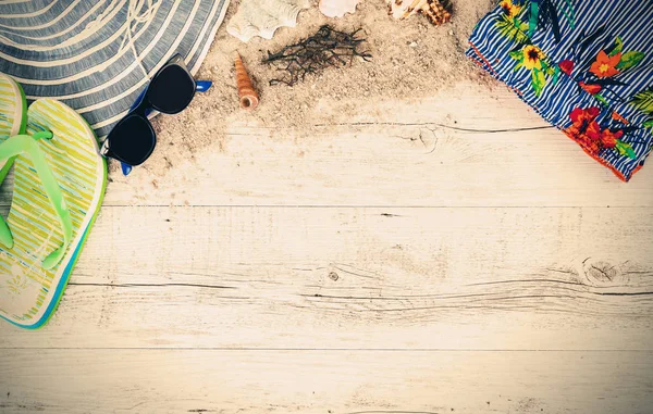 砂と貝と木の床は、夏のコンセプトの帽子 — ストック写真