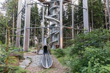 Treetop geçit Lipno, turistik yer ve Çek Cumhuriyeti'nde benzersiz inşaat. Treetop geçit Lipno, Çek Cumhuriyeti'nde türünün tüm ülke ve ilk geçit benzersiz.