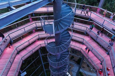 Treetop geçit Lipno, turistik yer ve Çek Cumhuriyeti'nde benzersiz inşaat. Treetop geçit Lipno, Çek Cumhuriyeti'nde türünün tüm ülke ve ilk geçit benzersiz.