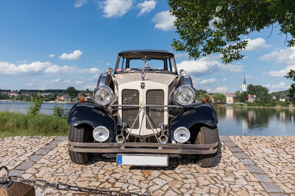 FRYDAVA, République tchèque - 18 juillet 2017. Bugatti Beauford voiture sur la route de pierre dans le village Frydava, Bohême du Sud. Voiture historique de luxe, édition spéciale . — Photo