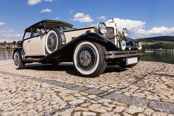 Frydava, Çek Cumhuriyeti - 18 Temmuz 2017. Bugatti Beauford araba willage Frydava, South Bohemia taş yol. Lüks tarihi Araba, özel baskı.